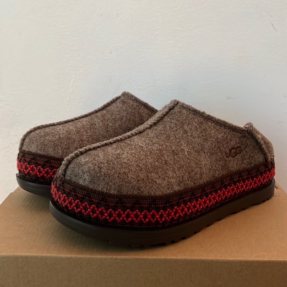 Chestnut Refelt Tasman size 5 Brand new UGG TASMAN